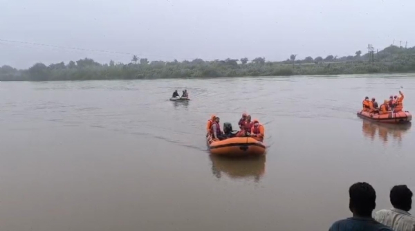 અમરેલીમાં નદીઓ ગાંડીતૂર: જાફરાબાદના ધોળાદ્રી ગામની નદીમાં પૂર આવતા એક વ્યક્તિ તણાયો, NDRF દ્વારા શોધખોળ ચાલુ અમરેલીમાં નદીઓ ગાંડીતૂર: જાફરાબાદના ધોળાદ્રી ગામની નદીમાં પૂર આવતા એક વ્યક્તિ તણાયો, NDRF દ્વારા શોધખોળ ચાલુ