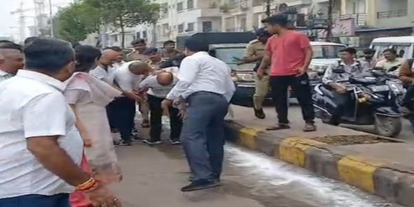 જામનગરમાં એકતા યાત્રા સમયે મ્યુનિસિપલ કમિશનરને ઠેંસ વાગતા પડી ગયા, કોઈ ઈજા ન થઈ