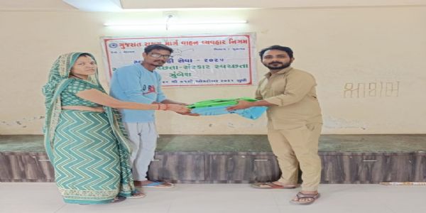 બસ સ્ટેશનના સફાઇ કામદારોની કામગીરીને બિરદાવતું એસ.ટી.તંત્ર