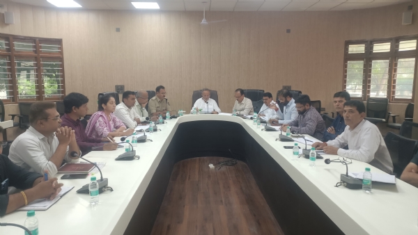 કેબિનેટમંત્રી અર્જુન મોઢવાડીયાનઇ અધ્યક્ષતામાં કમોસમી વરસાદને લઈ ને અધિકારીઓ સાથે બેઠક યોજી.