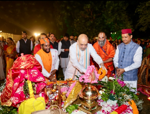 અમિત શાહે ભાજપના સાંસદ અનિલ બલુનીના નિવાસસ્થાને આયોજિત લોક ઉત્સવ ઇગાસ માં હાજરી આપી અમિત શાહે ભાજપના સાંસદ અનિલ બલુનીના નિવાસસ્થાને આયોજિત લોક ઉત્સવ ઇગાસ માં હાજરી આપી