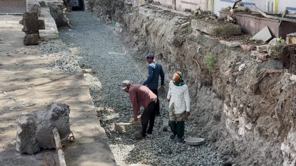 દોઢ વર્ષ બાદ સાંઢિયા ગટરના રીનોવેશનની કામગીરી હાથ ધરવાઇ.