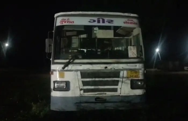 લીલીયા નજીક ગમખ્વાર અકસ્માત: ST બસની ટક્કરે દંપતી ફંગોળાયું, મહિલાનું ઘટનાસ્થળે જ મોત લીલીયા નજીક ગમખ્વાર અકસ્માત: ST બસની ટક્કરે દંપતી ફંગોળાયું, મહિલાનું ઘટનાસ્થળે જ મોત