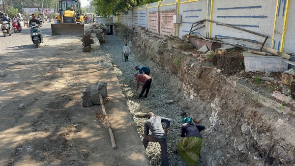 દોઢ વર્ષ બાદ સાંઢિયા ગટરના રીનોવેશનની કામગીરી હાથ ધરવાઇ.