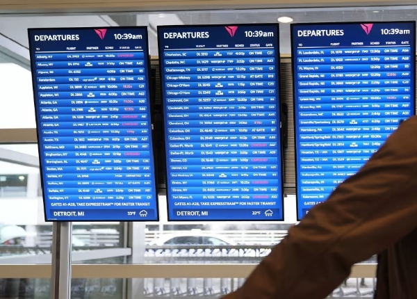 એરપોર્ટ પર ફ્લાઈટ નું લીસ્ટ ચેક કરતા મુસાફર