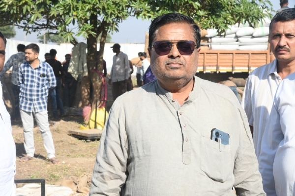 કોટડાસાંગાણી તાલુકામાં ટેકાના ભાવે મગફળી વેચવા ખેડૂતો ઉમટ્યા, કૃષિરાહત પેકેજ પ્રત્યે રાજીપો વ્યક્ત કર્યો