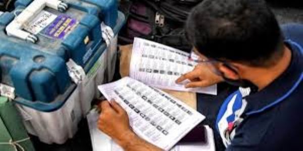 રાજ્યના કુલ મતદારોના આશરે 10 ટકાથી પણ વધુ એટલે કે, 62.59 લાખ મતદારો માત્ર અમદાવાદ જિલ્લામાં