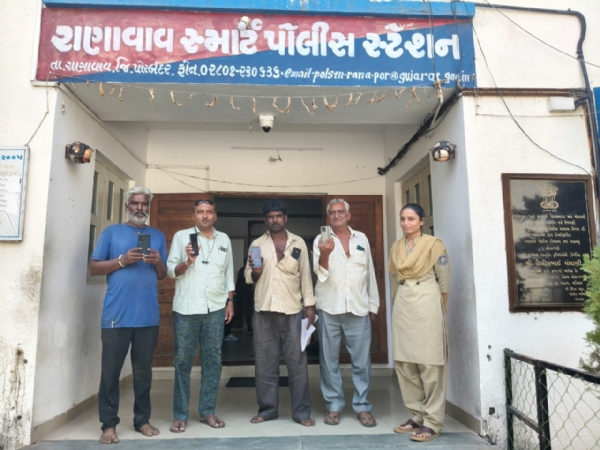 રાણાવાવ પોલીસ દ્વારા તેરા તુજકો અર્પણ કાર્યક્રમ યોજયો. રાણાવાવ પોલીસ દ્વારા તેરા તુજકો અર્પણ કાર્યક્રમ યોજયો.