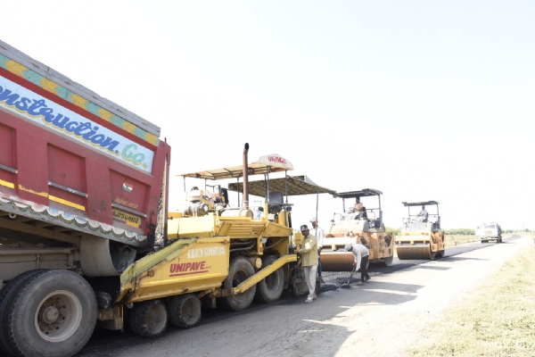 પોરબંદર જિલ્લામાં સરકારના માર્ગદર્શન હેઠળ માર્ગોની કામગીરી શરૂ. પોરબંદર જિલ્લામાં સરકારના માર્ગદર્શન હેઠળ માર્ગોની કામગીરી શરૂ.