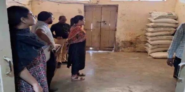 રાધનપુર APMCમાં પુરવઠા વિભાગનો દરોડો, ₹3.31 લાખનો શંકાસ્પદ અનાજ જપ્ત