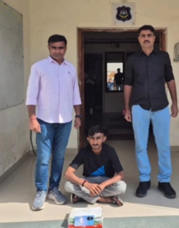 કાકોશી પોલીસે મોબાઈલ ચોરીનો ગુનો ઉકેલી આરોપી ઝડપ્યો કાકોશી પોલીસે મોબાઈલ ચોરીનો ગુનો ઉકેલી આરોપી ઝડપ્યો