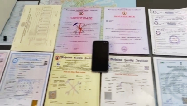 અંકલેશ્વર રોયલ એકેડમીમાંથી ધો.10, 12 અને આઈટીઆઈની ડુપ્લીકેટ માર્કશીટ કૌભાંડ ઝડપાયું અંકલેશ્વર રોયલ એકેડમીમાંથી ધો.10, 12 અને આઈટીઆઈની ડુપ્લીકેટ માર્કશીટ કૌભાંડ ઝડપાયું