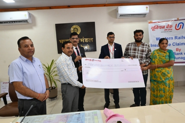 કર્મચારીઓના પરિવારને આર્થિક સહાય વિતરણ