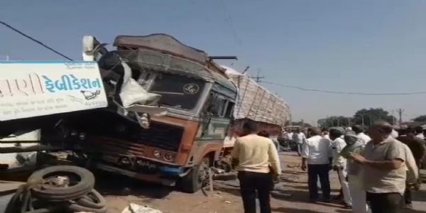 ચિતલ પાસે બેકાબૂ ટ્રકનો કહેર: બ્રેક ફેઈલ થતા દુકાનના છાપરા તોડ્યા, 8 બાઇકો કચ્ચરઘાણ