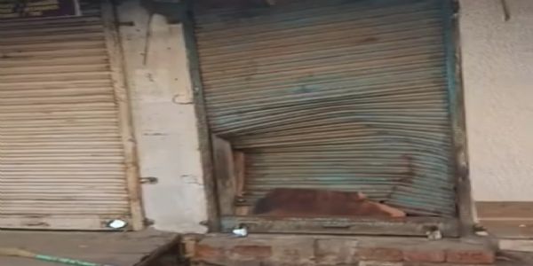 વેદ હોસ્પિટલની કાર પલટી ખાધી, બે દુકાનોને નુકસાન