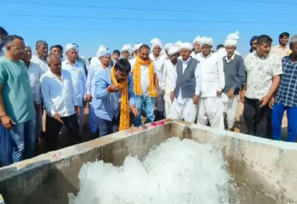 બેપાદર ગામે કસરા-દાંતીવાડા પાઇપલાઇનથી તળાવ છલોછલ, ખેડૂતોમાં ખુશીના મોજાં બેપાદર ગામે કસરા-દાંતીવાડા પાઇપલાઇનથી તળાવ છલોછલ, ખેડૂતોમાં ખુશીના મોજાં