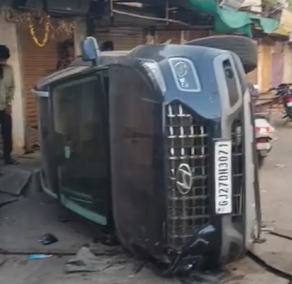 વેદ હોસ્પિટલની કાર પલટી ખાધી; બે દુકાનોને નુકસાન વેદ હોસ્પિટલની કાર પલટી ખાધી; બે દુકાનોને નુકસાન