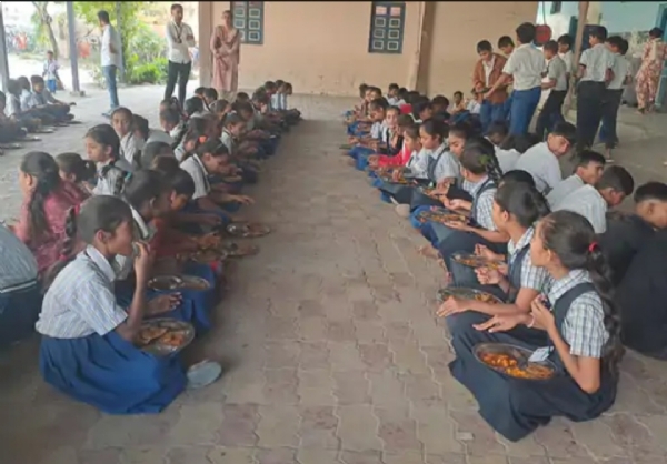 બોમ્બે મેટલ પ્રાથમિક શાળાના બાલમંદિરથી ધોરણ 8 સુધીના 470 વિદ્યાર્થીઓને તિથિ ભોજન આપવામાં આવ્યું બોમ્બે મેટલ પ્રાથમિક શાળાના બાલમંદિરથી ધોરણ 8 સુધીના 470 વિદ્યાર્થીઓને તિથિ ભોજન આપવામાં આવ્યું