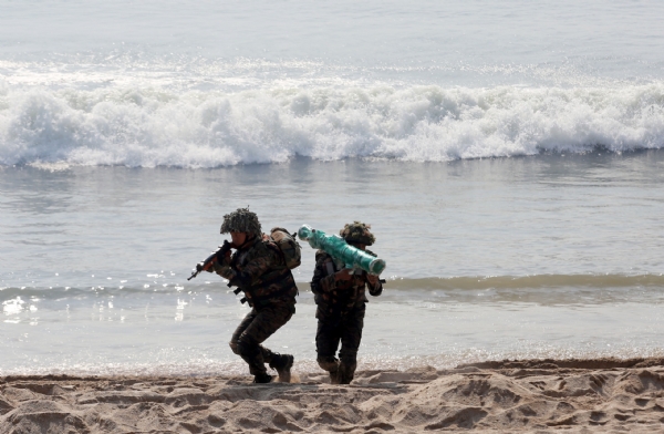 માધવપુર બીચ ખાતે સૈના દ્વારા યુદ્ધ અભ્યાસ યોજાયો. માધવપુર બીચ ખાતે સૈના દ્વારા યુદ્ધ અભ્યાસ યોજાયો.