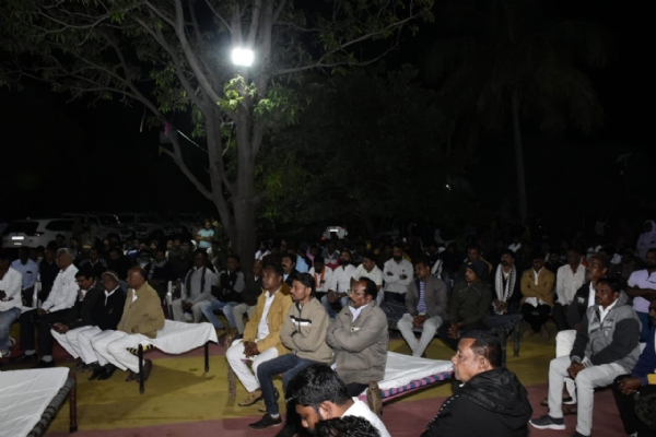 ગુજરાતના નાયબ મુખ્યમંત્રી હર્ષ સંઘવીએ ઇન્દ્રવર્ણા ગામે ખાટલા પરિષદ યોજી