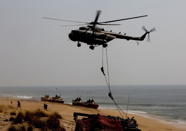 માધવપુર બીચ ખાતે સૈના દ્વારા યુદ્ધ અભ્યાસ યોજાયો. માધવપુર બીચ ખાતે સૈના દ્વારા યુદ્ધ અભ્યાસ યોજાયો.