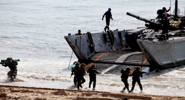 માધવપુર બીચ ખાતે સૈના દ્વારા યુદ્ધ અભ્યાસ યોજાયો. માધવપુર બીચ ખાતે સૈના દ્વારા યુદ્ધ અભ્યાસ યોજાયો.