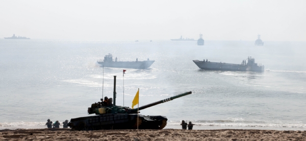 માધવપુર બીચ ખાતે સૈના દ્વારા યુદ્ધ અભ્યાસ યોજાયો. માધવપુર બીચ ખાતે સૈના દ્વારા યુદ્ધ અભ્યાસ યોજાયો.