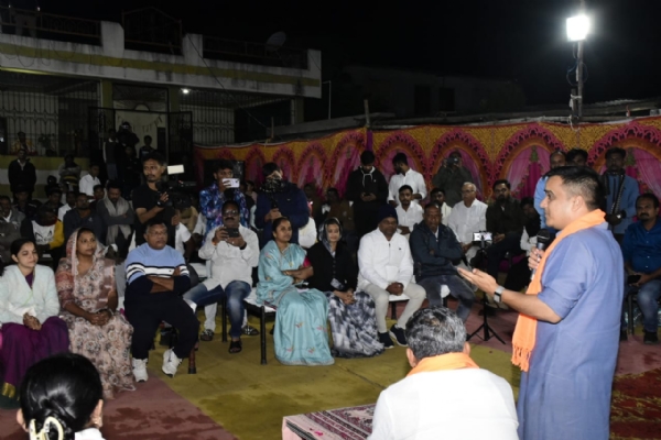 ગુજરાતના નાયબ મુખ્યમંત્રી હર્ષ સંઘવીએ ઇન્દ્રવર્ણા ગામે ખાટલા પરિષદ યોજી