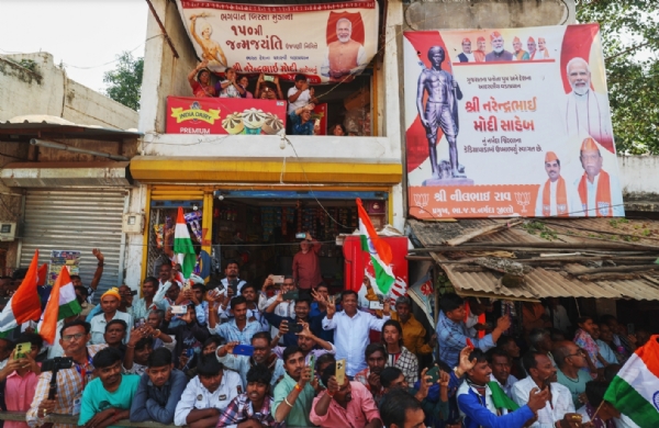 નરેન્દ્ર મોદીએ દેડિયાપાડામાં એન્ટ્રી કરતા રોડ શો કર્યો હતો નરેન્દ્ર મોદીએ દેડિયાપાડામાં એન્ટ્રી કરતા રોડ શો કર્યો હતો