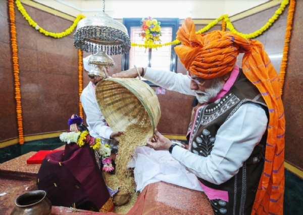 નરેન્દ્ર મોદીએ દેવમોગરા ધામ ખાતે યાહા મોગી પાંડોરી માતાના દર્શન કરી આશીર્વાદ પ્રાપ્ત કર્યા નરેન્દ્ર મોદીએ દેવમોગરા ધામ ખાતે યાહા મોગી પાંડોરી માતાના દર્શન કરી આશીર્વાદ પ્રાપ્ત કર્યા