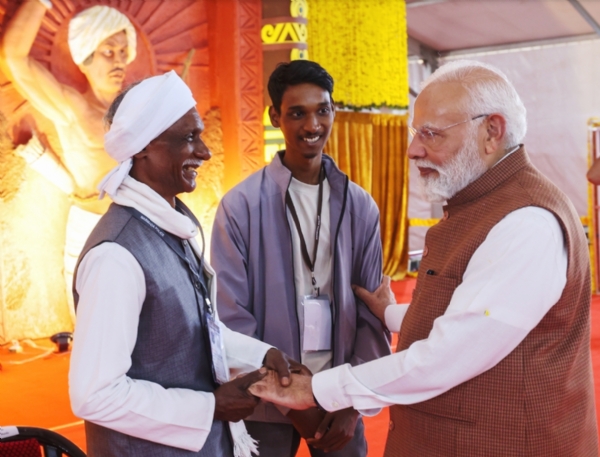 નરેન્દ્ર મોદીએ બિરસા મુંડાના વંશજ સુખરામ મુંડા અને રવિ મુંડાને શાલ અને પુષ્પગુચ્છ અર્પણ કરી સન્માનિત કર્યા નરેન્દ્ર મોદીએ બિરસા મુંડાના વંશજ સુખરામ મુંડા અને રવિ મુંડાને શાલ અને પુષ્પગુચ્છ અર્પણ કરી સન્માનિત કર્યા