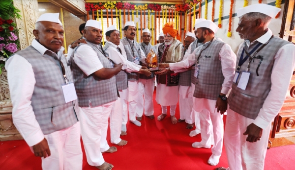 નરેન્દ્ર મોદીએ દેવમોગરા ધામ ખાતે યાહા મોગી પાંડોરી માતાના દર્શન કરી આશીર્વાદ પ્રાપ્ત કર્યા નરેન્દ્ર મોદીએ દેવમોગરા ધામ ખાતે યાહા મોગી પાંડોરી માતાના દર્શન કરી આશીર્વાદ પ્રાપ્ત કર્યા