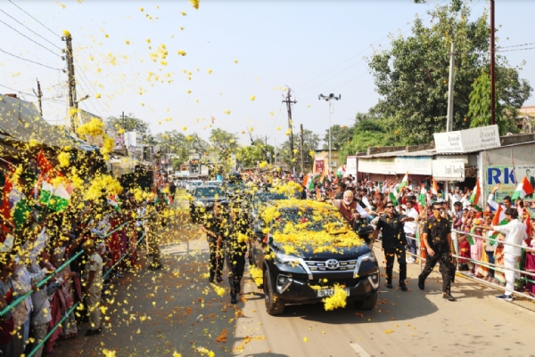 નરેન્દ્ર મોદીએ દેડિયાપાડામાં એન્ટ્રી કરતા રોડ શો કર્યો હતો નરેન્દ્ર મોદીએ દેડિયાપાડામાં એન્ટ્રી કરતા રોડ શો કર્યો હતો