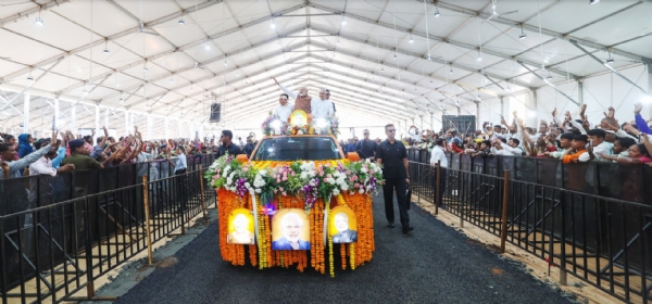 નરેન્દ્ર મોદીએ બિરસા મુંડાના વંશજ સુખરામ મુંડા અને રવિ મુંડાને શાલ અને પુષ્પગુચ્છ અર્પણ કરી સન્માનિત કર્યા નરેન્દ્ર મોદીએ બિરસા મુંડાના વંશજ સુખરામ મુંડા અને રવિ મુંડાને શાલ અને પુષ્પગુચ્છ અર્પણ કરી સન્માનિત કર્યા