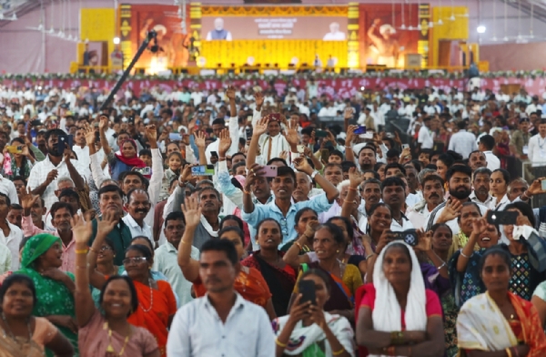 નરેન્દ્ર મોદીએ બિરસા મુંડાના વંશજ સુખરામ મુંડા અને રવિ મુંડાને શાલ અને પુષ્પગુચ્છ અર્પણ કરી સન્માનિત કર્યા નરેન્દ્ર મોદીએ બિરસા મુંડાના વંશજ સુખરામ મુંડા અને રવિ મુંડાને શાલ અને પુષ્પગુચ્છ અર્પણ કરી સન્માનિત કર્યા