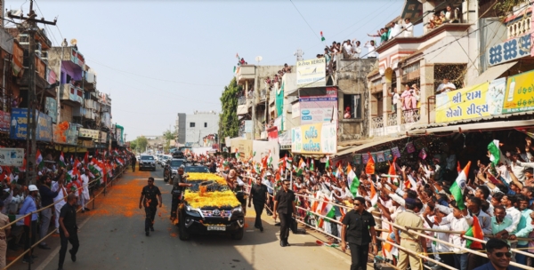 નરેન્દ્ર મોદીએ દેડિયાપાડામાં એન્ટ્રી કરતા રોડ શો કર્યો હતો નરેન્દ્ર મોદીએ દેડિયાપાડામાં એન્ટ્રી કરતા રોડ શો કર્યો હતો