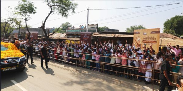 નરેન્દ્ર મોદીએ દેડિયાપાડામાં એન્ટ્રી કરતા રોડ શો કર્યો