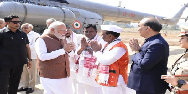 કુળદેવી દેવમોગરા માતાના દર્શન કરી, ડેડિયાપાડામાં વડાપ્રધાન મોદીનો ભવ્ય રોડ-શો