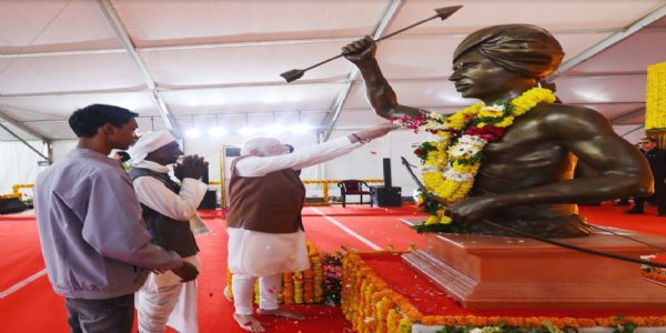 પીએમ નરેન્દ્ર મોદીએ બિરસા મુંડાના વંશજ સુખરામ મુંડા અને રવિ મુંડાને શાલ અને પુષ્પગુચ્છ અર્પણ કરી સન્માનિત કર્યા