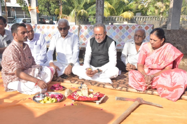 તાલાલા તાલુકાના જશાપુર થી અમૃતવેલ ગામને જોડતા રસ્તાના કામનું ખાતમુહૂર્ત કરતાં વન મંત્રી અર્જુન મોઢવાડિયા તાલાલા તાલુકાના જશાપુર થી અમૃતવેલ ગામને જોડતા રસ્તાના કામનું ખાતમુહૂર્ત કરતાં વન મંત્રી અર્જુન મોઢવાડિયા