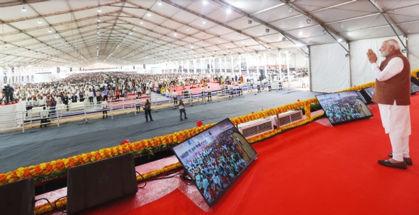 નરેન્દ્ર મોદીએ બિરસા મુંડાના વંશજ સુખરામ મુંડા અને રવિ મુંડાને શાલ અને પુષ્પગુચ્છ અર્પણ કરી સન્માનિત કર્યા નરેન્દ્ર મોદીએ બિરસા મુંડાના વંશજ સુખરામ મુંડા અને રવિ મુંડાને શાલ અને પુષ્પગુચ્છ અર્પણ કરી સન્માનિત કર્યા