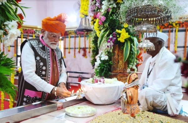 નરેન્દ્ર મોદીએ દેવમોગરા ધામ ખાતે યાહા મોગી પાંડોરી માતાના દર્શન કરી આશીર્વાદ પ્રાપ્ત કર્યા નરેન્દ્ર મોદીએ દેવમોગરા ધામ ખાતે યાહા મોગી પાંડોરી માતાના દર્શન કરી આશીર્વાદ પ્રાપ્ત કર્યા