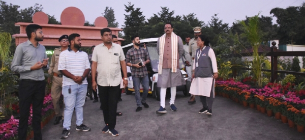 કૃષિ મંત્રી જીતુ વાઘાણીએ વામન વૃક્ષ વાટિકાની મુલાકાત કરી કૃષિ મંત્રી જીતુ વાઘાણીએ વામન વૃક્ષ વાટિકાની મુલાકાત કરી