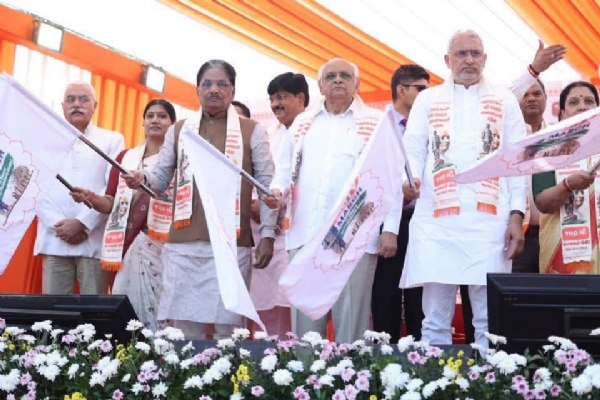 અમદાવાદમાં 3.5 કિમી યુનિટી માર્ચનો પ્રારંભ કરાવતા મુખ્યમંત્રી અમદાવાદમાં 3.5 કિમી યુનિટી માર્ચનો પ્રારંભ કરાવતા મુખ્યમંત્રી