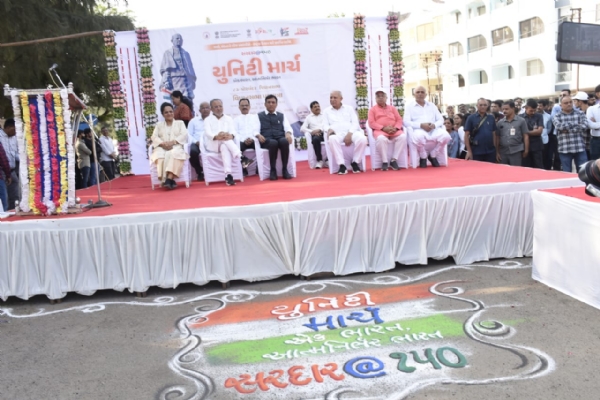 પોરબંદરમાં ચોપાટીથી  રેલવે સ્ટેશન સરદાર પ્રતિમા સુધીની 8 કિલોમીટરની ભવ્ય એકતા પદયાત્રા યોજાઇ.