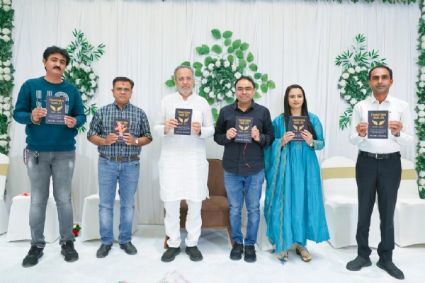 પોરબંદર ખાતે કેબિનેટ મંત્રી  અર્જુન મોઢવાડિયાના હસ્તે ટ્રાન્સફ્રોમ યોર લાઈફ પુસ્તકનું વિમોચન કરાયું.