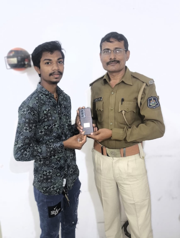 ફ્રોડથી ગયેલા રૂપિયા અરજદારને પરત કરાવતી ઉદ્યોગનગર પોલીસ. ફ્રોડથી ગયેલા રૂપિયા અરજદારને પરત કરાવતી ઉદ્યોગનગર પોલીસ.