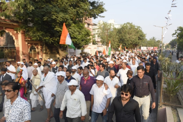 પોરબંદરમાં ચોપાટીથી  રેલવે સ્ટેશન સરદાર પ્રતિમા સુધીની 8 કિલોમીટરની ભવ્ય એકતા પદયાત્રા યોજાઇ.