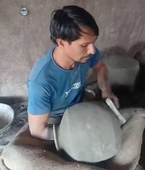 સરસ્વતી તાલુકાના વદાણી ગામમાં સુમરા પરિવારના માટલાંની ઉનાળામાં ભારે માંગ