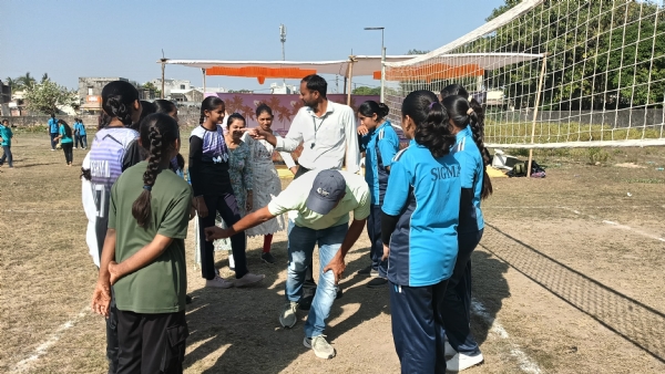 રાણાકંડોરણા ખાતે ખેલ મહાકુંભ અંતર્ગત જિલ્લા કક્ષાની વોલીબોલ સ્પર્ધા યોજાઈ. રાણાકંડોરણા ખાતે ખેલ મહાકુંભ અંતર્ગત જિલ્લા કક્ષાની વોલીબોલ સ્પર્ધા યોજાઈ.